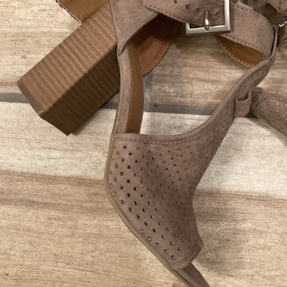 Universal Thread Taupe Peep Toe Perforated Ankle Booties - Picture 4 of 9